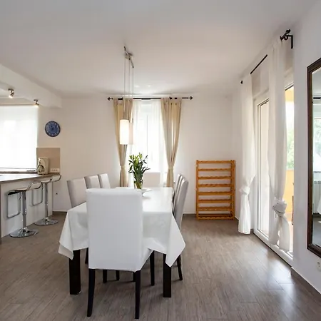 Pistine - With Private Pool For 8 Near