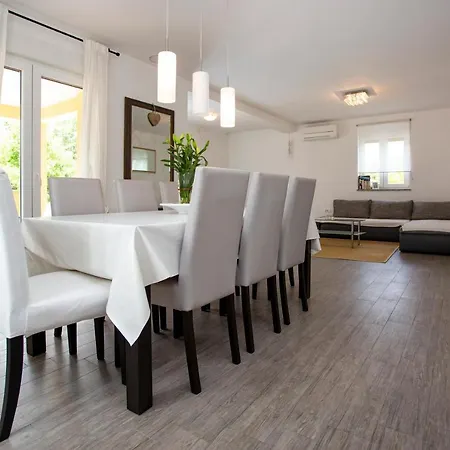 Pistine - With Private Pool For 8 Near Willa Rovinj