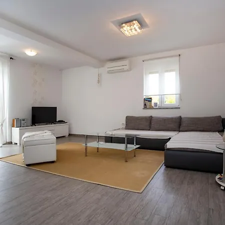 Pistine - With Private Pool For 8 Near *