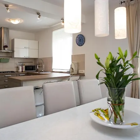 Pistine - With Private Pool For 8 Near