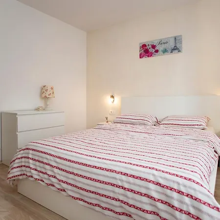 Villa Pistine - With Private Pool For 8 Near