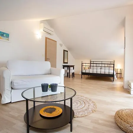Pistine - With Private Pool For 8 Near